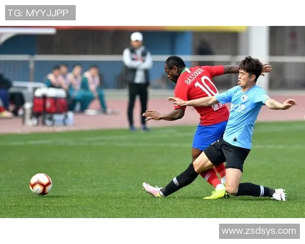 大连一方足球队奋勇争先力争冠军展现团队精神与拼搏精神